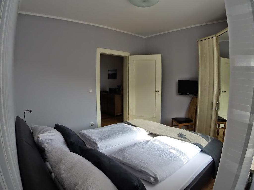 Ferienwohnungen Haus Am Wuerzlaysteig Lehmen Szoba fotó