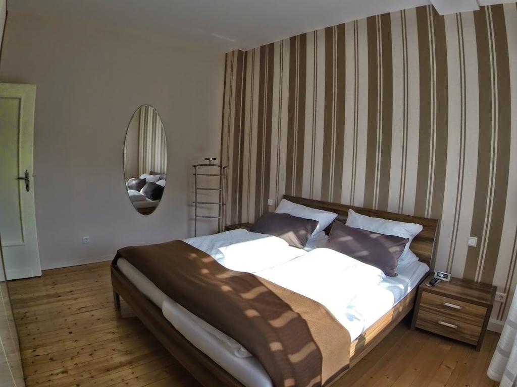 Ferienwohnungen Haus Am Wuerzlaysteig Lehmen Szoba fotó